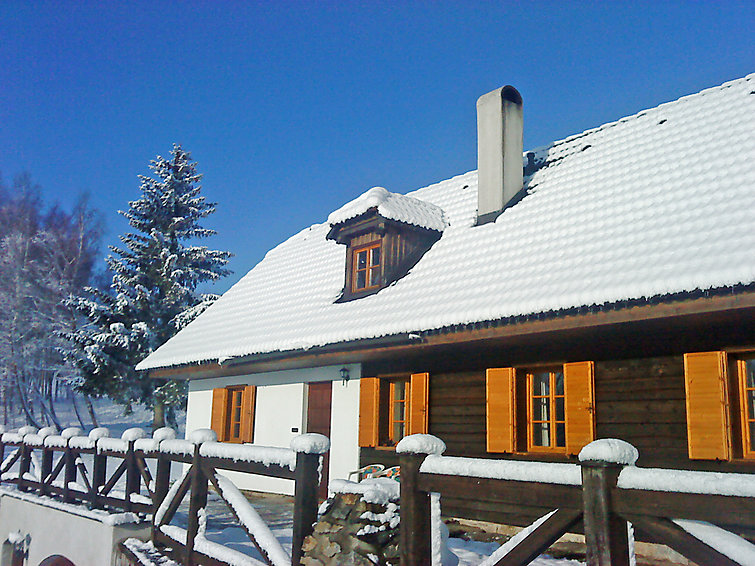 Dolní P?íbraní. Belle maison de campagne confortable "Dolní P?íbraní", de 2 étages, année de construction 2002, environnée par les prés. En-dehors de la localité, situation isolée, tranquille, ensoleillée sur un versant, à 20 m de la forêt, à 300 m de la rivière, dans la verdure. A usage privé: terrain avec pelouse, champ. Jardinet, terrasse, barbecue, four / barbecue en dur. Infrastructures de la Maison: ping-pong, réduit pour bicyclettes, lave-linge. Accès en voiture jusqu'à la maison. En hiver, merci de prévoir des chaînes. Place de parking sur le terrain, garage individuel. Magasins 12 km, magasin d'alimentation 6 km, restaurant 12 km. Tennis 8 km, centre équestre 6 km, téléski 6 km. Ski de fond 200 m. Veuillez noter: voiture recommandée. La maison "Dolni Pribrani" se trouve à 20 km de Kaplice et à proximité des villes Rozemberk et Cesky Krumlov classées au patrimoine mondial de l?UNESCO. Situation idéale pour les amateurs de nature qui aiment observer les oiseaux et autres animaux sauvages. Nombreux sentiers de randonnée, de VTT et de pistes de ski de fond à proximité. Excursions en Autriche et dans les communes frontalières de Cetviny et Pohori na Sumave. Maison 3 pièces 100 m2. Aménagement très agréable et de style: séjour/salle à manger avec table pour les repas, radio, lecteur CD et poele de faience. Cuisine ouverte (4 plaques de cuisson, four, lave-vaisselle, four micro-ondes, congélateur, cafetière électrique, four à vapeur). Bain/douche, WC séparé. À l'étage supérieur: 1 chambre avec 3 lits. 1 chambre avec 1 lit et 1 lit double. Douche, WC séparé. Chauffage électrique. Terrasse. Barbecue. Superbe vue sur les alentours. A disposition: lave-linge. Place de parking, garage. Veuillez noter: maison non-fumeur.