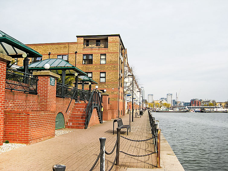 Surrey Quays. Elégante résidence bénéficiant d'une position tranquille, au bord de Greenland Dock, sur la rive sud de la Tamise, entre Rotherhithe and Surrey Quays. Accès facile à tous les sites de Londres: Tower Bridge, Tour de Londres à 4 km env, la "City" à 6 km et "West End" à 12 km. Aéroport de Londres (city) à 10 km env. Accès routier facile depuis le tunnel et les ports de la Manche. Magasins et pub sur les quais attenants. Centre commercial avec cinémas et bowling, restaurants. Parc écologique et "Russia Docks Woodland" avec quai Waterman juste de l'autre côté de la rue. Centre de voile et de surf sur le quai. Excursions en bateau et transports en commun en bateau à proximité. Organisation de petit séjours possible sur demande. La ligne Jubilee va à the West End en 10 minutes. Arrêt du bus C10 juste derrière la maison. Petite résidence "Surrey Quays". Dans le haut de la station de Greenland Dock, à 2 km du centre, situation tranquille. Magasins 50 m, centre commercial, restaurant 400 m, bar 50 m, arrêt du bus 100 m, gare ferroviaire "London Waterloo" 12 km, station métro "Canada Water" 500 m, piscine 2 km. Apt 2 pièces. Aménagement moderne: séjour/salle à manger avec 1 divan-lit double et TV. Sortie sur le balcon. 1 chambre double avec 1 lit double. Cuisine ouverte (4 plaques de cuisson, four, lave-vaisselle, four micro-ondes, congélateur). Bain/WC. Chauffage électrique. A disposition: lave-linge. Internet (Connexion WIFI, gratuit). Garage. Les arrivées ont normalement lieues le samedi, mais n´hésitez pas à demander pour des alternatives.