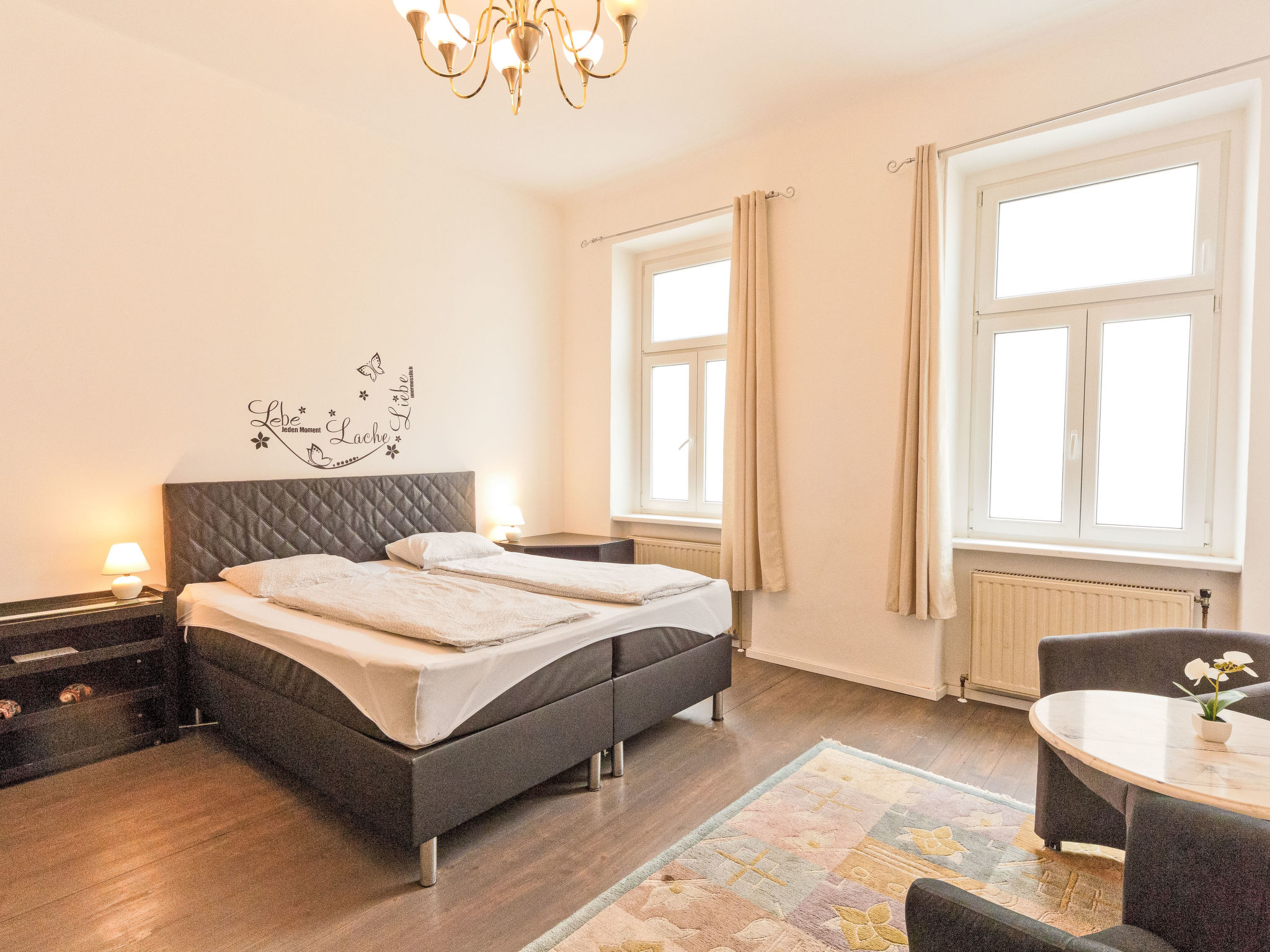 Photo of Große Ferienwohnung in Fünfhaus mit Garten