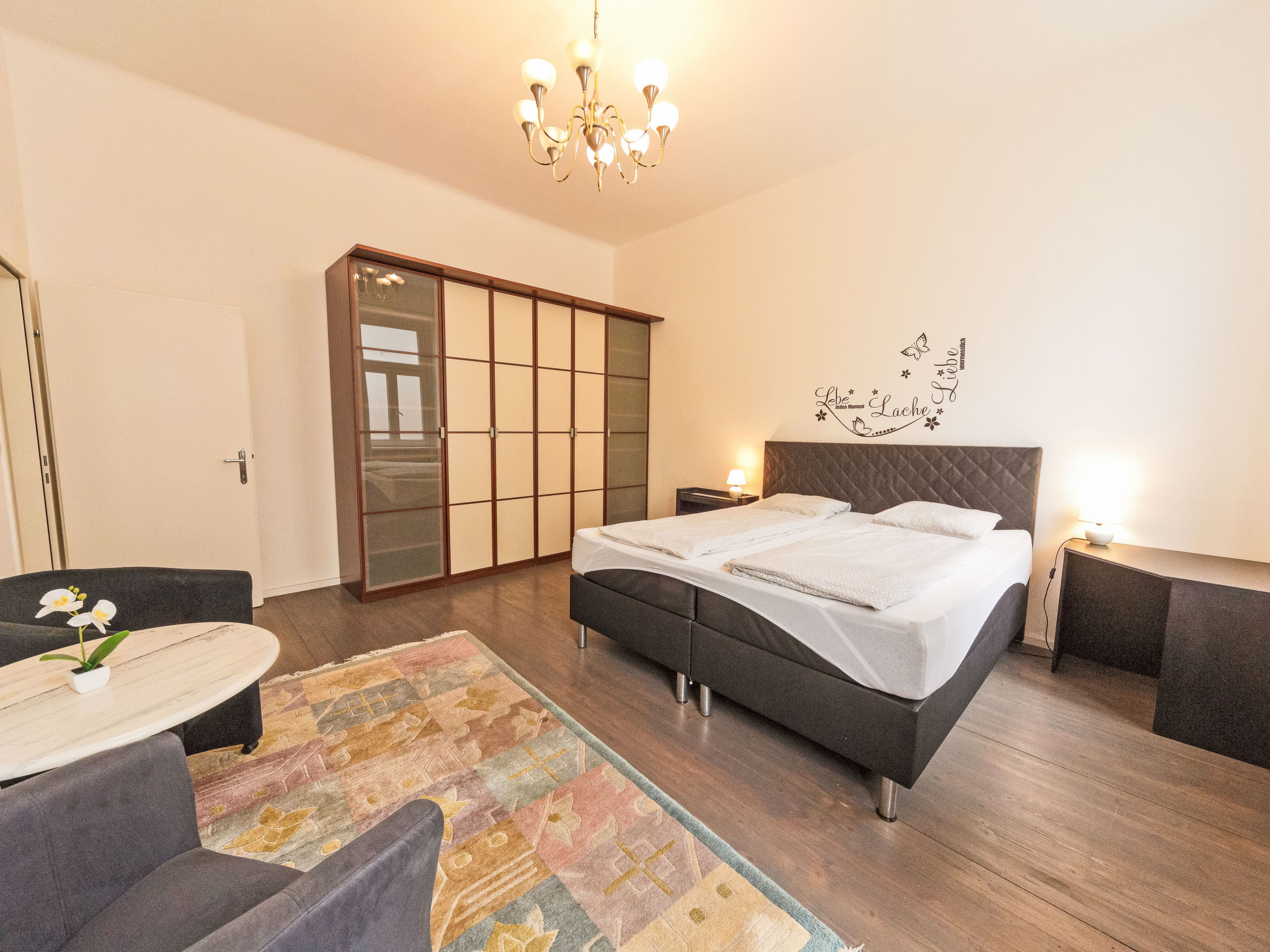 Photo of Große Ferienwohnung in Fünfhaus mit Garten