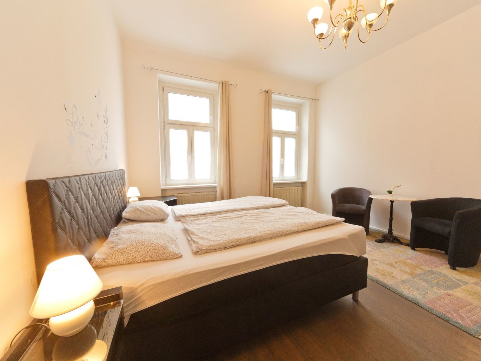 Große Ferienwohnung in Fünfhaus mit Garten-Image-tags.info