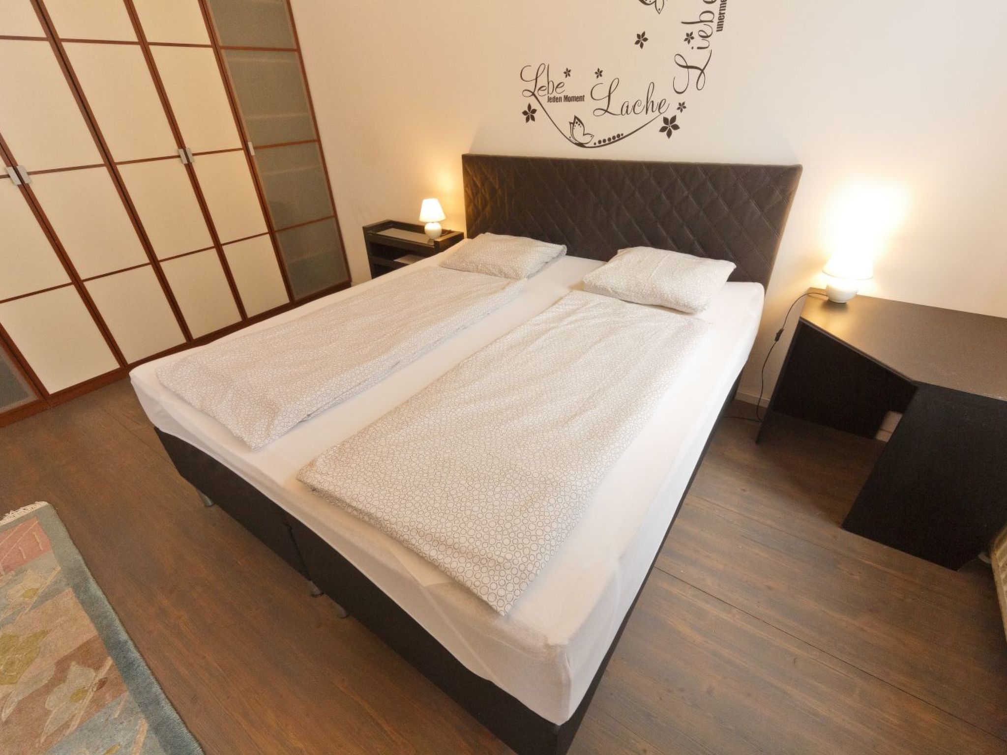 Große Ferienwohnung in Fünfhaus mit Garten-Image-tags.info