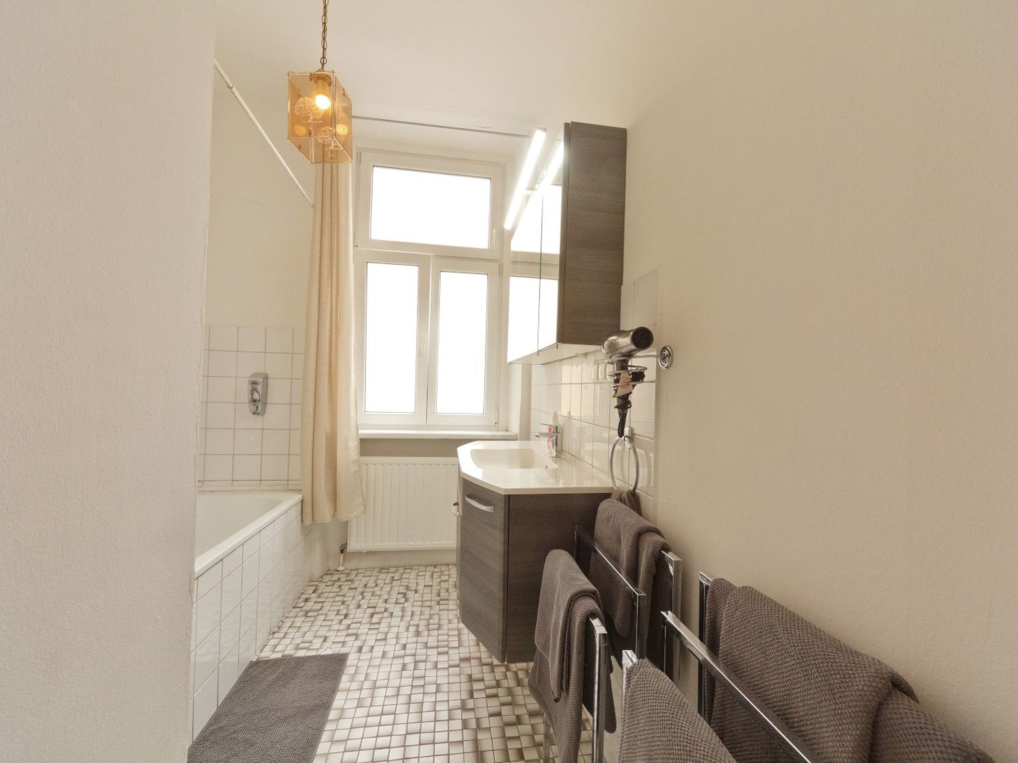 Große Ferienwohnung in Fünfhaus mit Garten-Image-tags.info