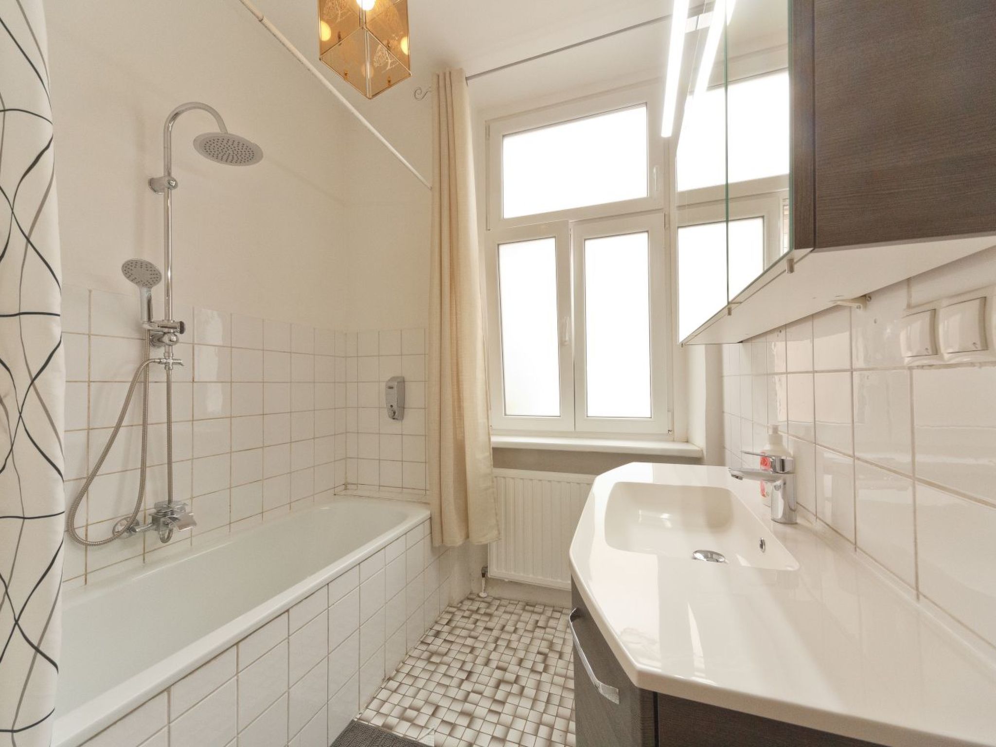 Große Ferienwohnung in Fünfhaus mit Garten-Image-tags.info