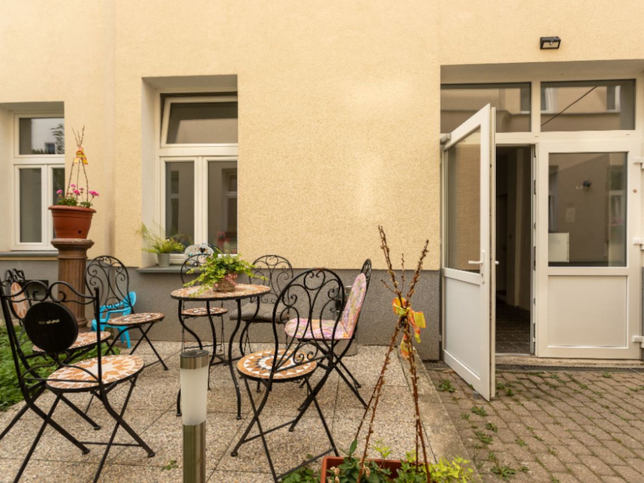 Große Ferienwohnung in Fünfhaus mit Garten-Image-tags.info