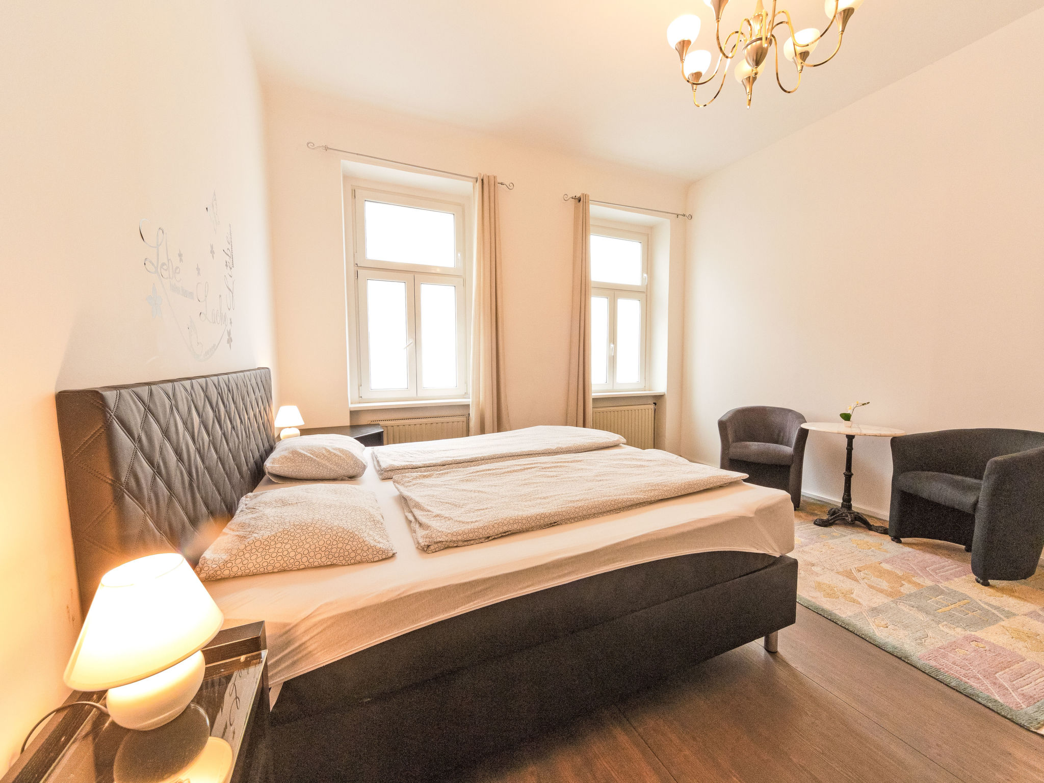 Photo of Große Ferienwohnung in Fünfhaus mit Garten