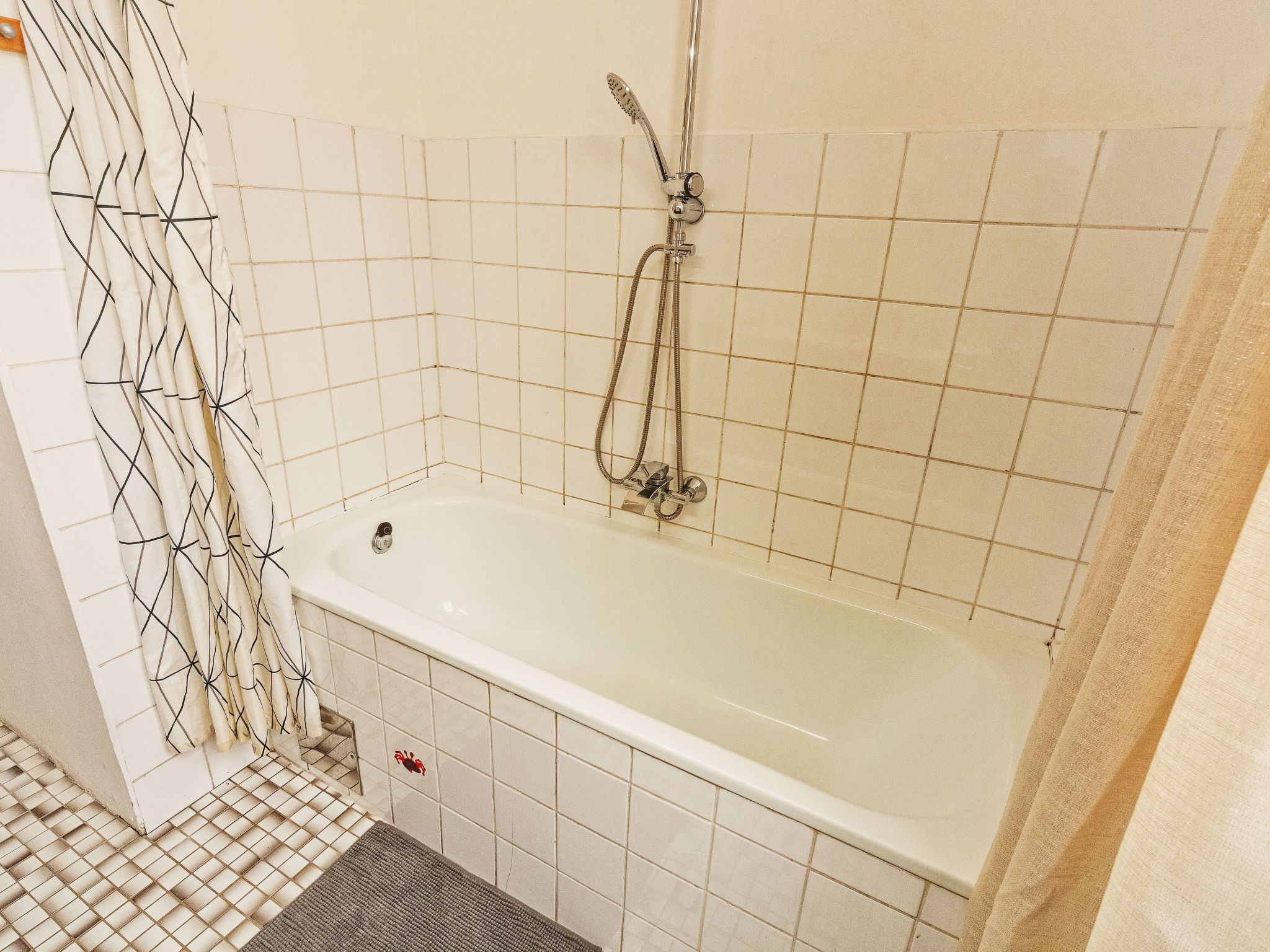 Photo of Große Ferienwohnung in Fünfhaus mit Garten