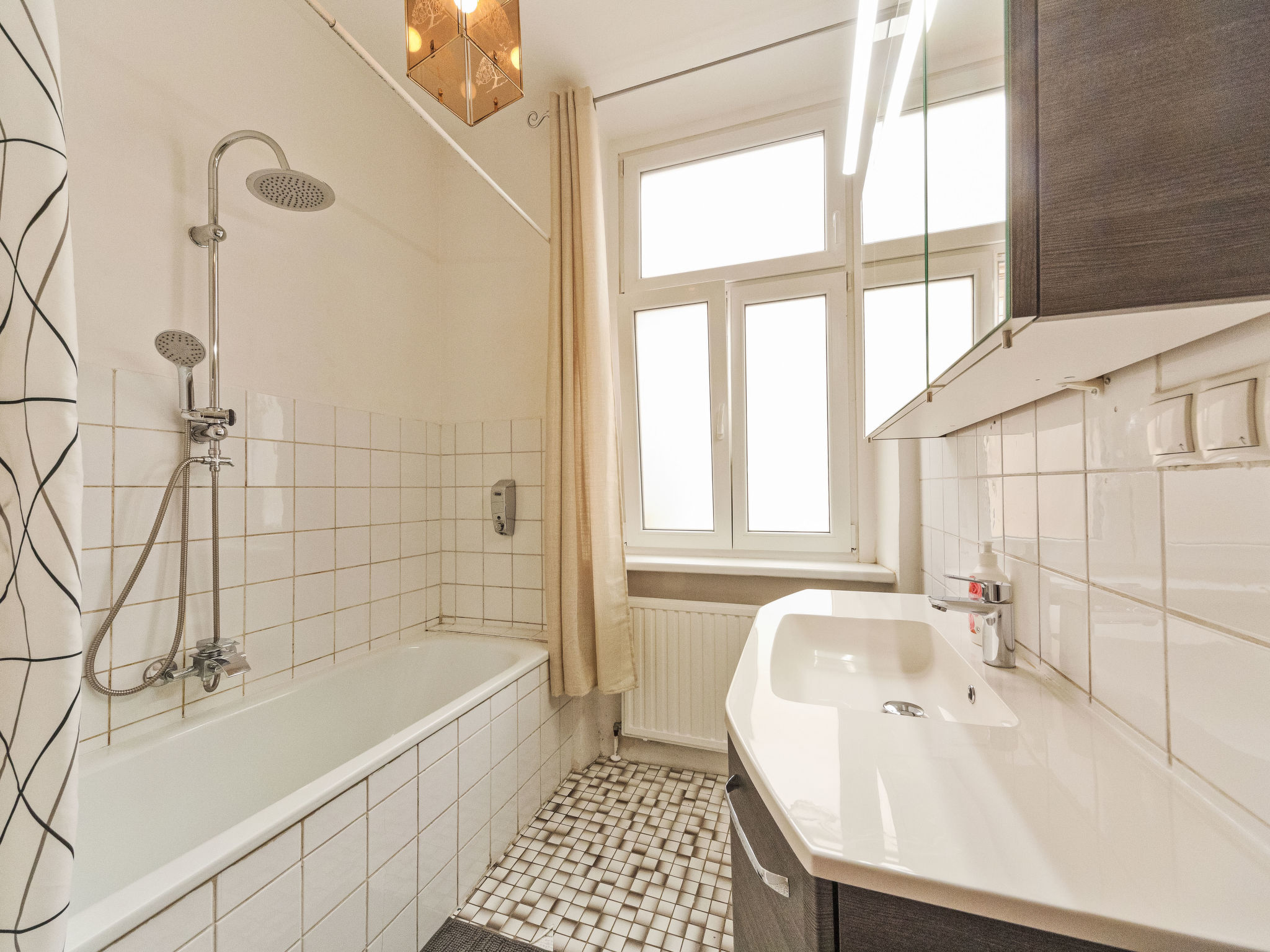 Photo of Große Ferienwohnung in Fünfhaus mit Garten