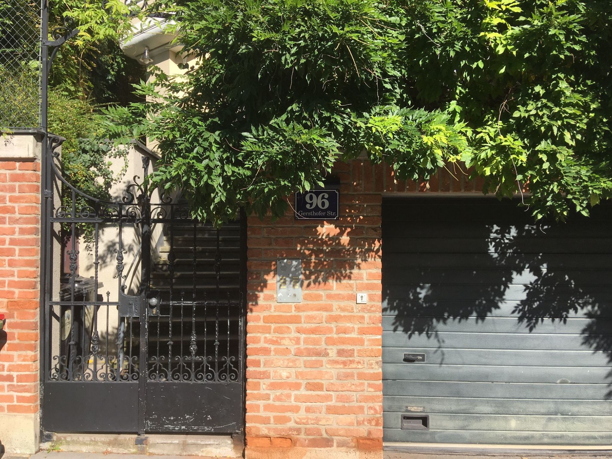 Mit Garagenplatz-Binnen