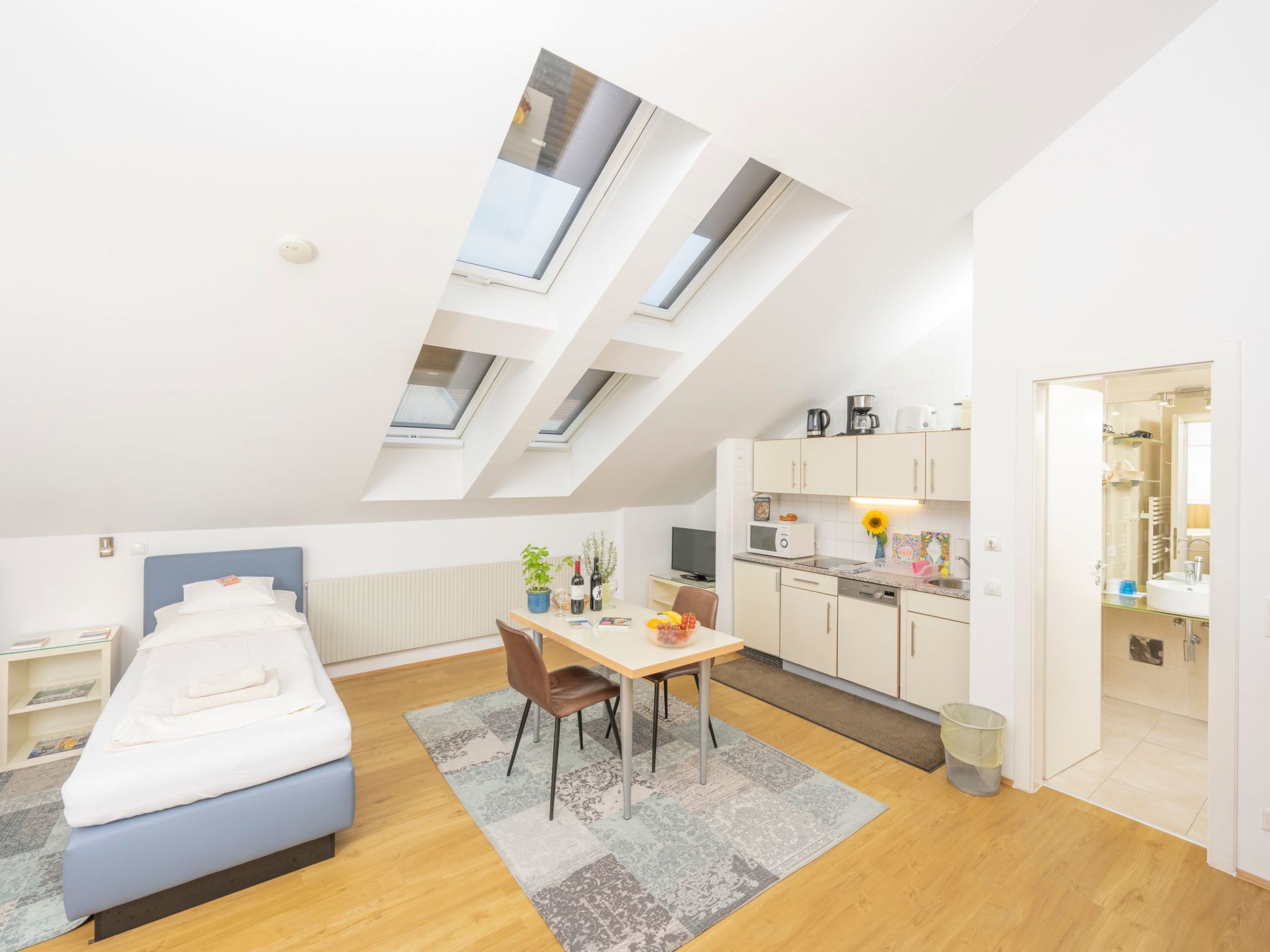 <B>Helles Ferienstudio im Dachgeschoss für Pärchenurlaub-Image-tags.info