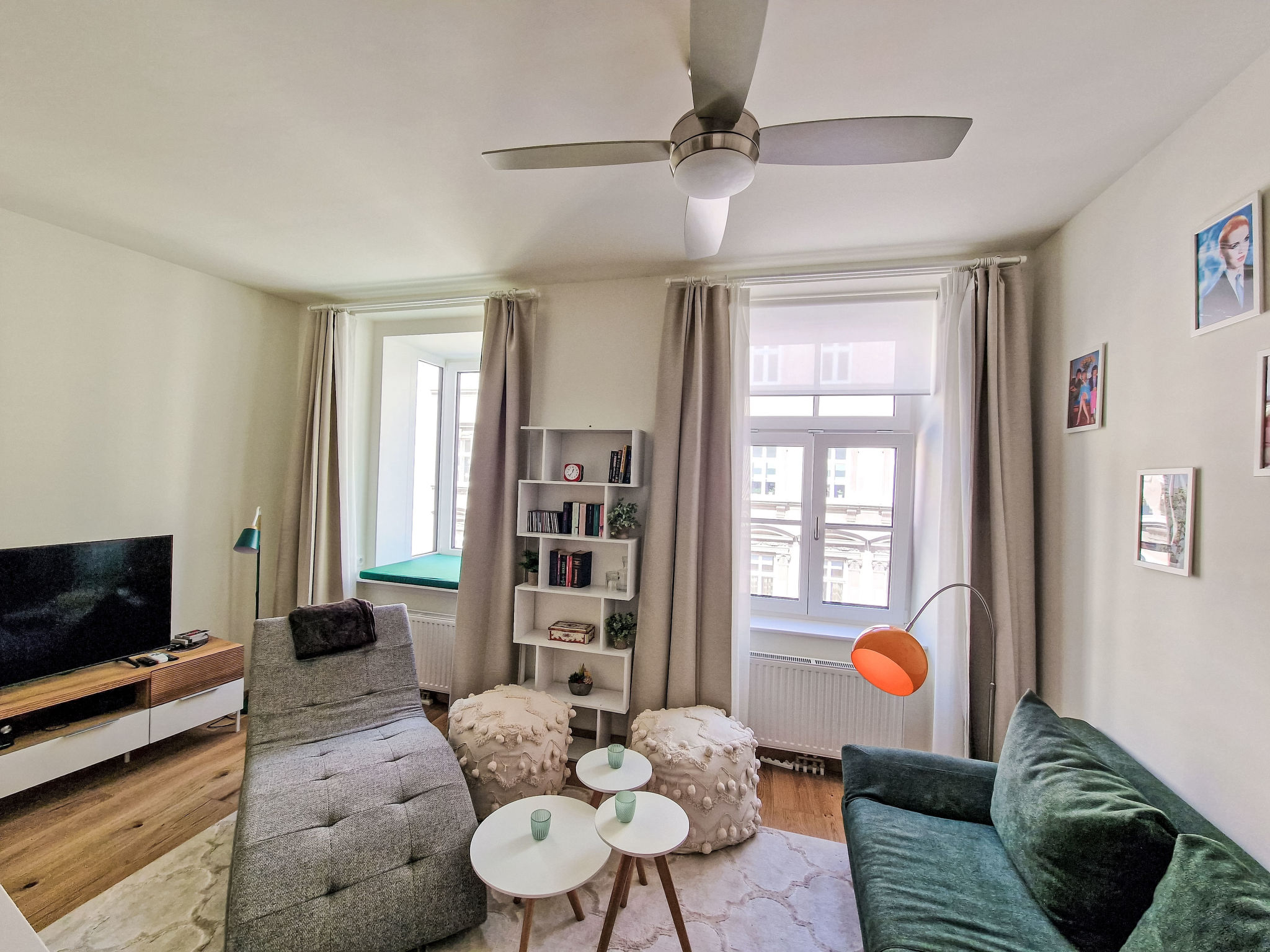 "Premium Apartment MariaHilf 1", appartement 1-kamer 42 m2 op de 2e verdieping. Het objekt is geschikt voor 4 volwassenen. Ruim en licht, volledig gerenoveerd in 2023, zeer comfortabel en modern inger..