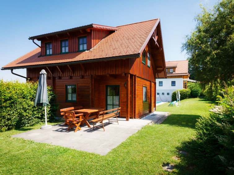 Chalet 3-kamers 70 m2 op 2 verdiepingen. 1 2-pers. kamer met douche/WC. Woon-/eetkamer met zwedenkachel, eettafel en Sat-TV (Flatscreen TV), radio. Open keuken (oven, afwasmachine, 4 keramische glas k..