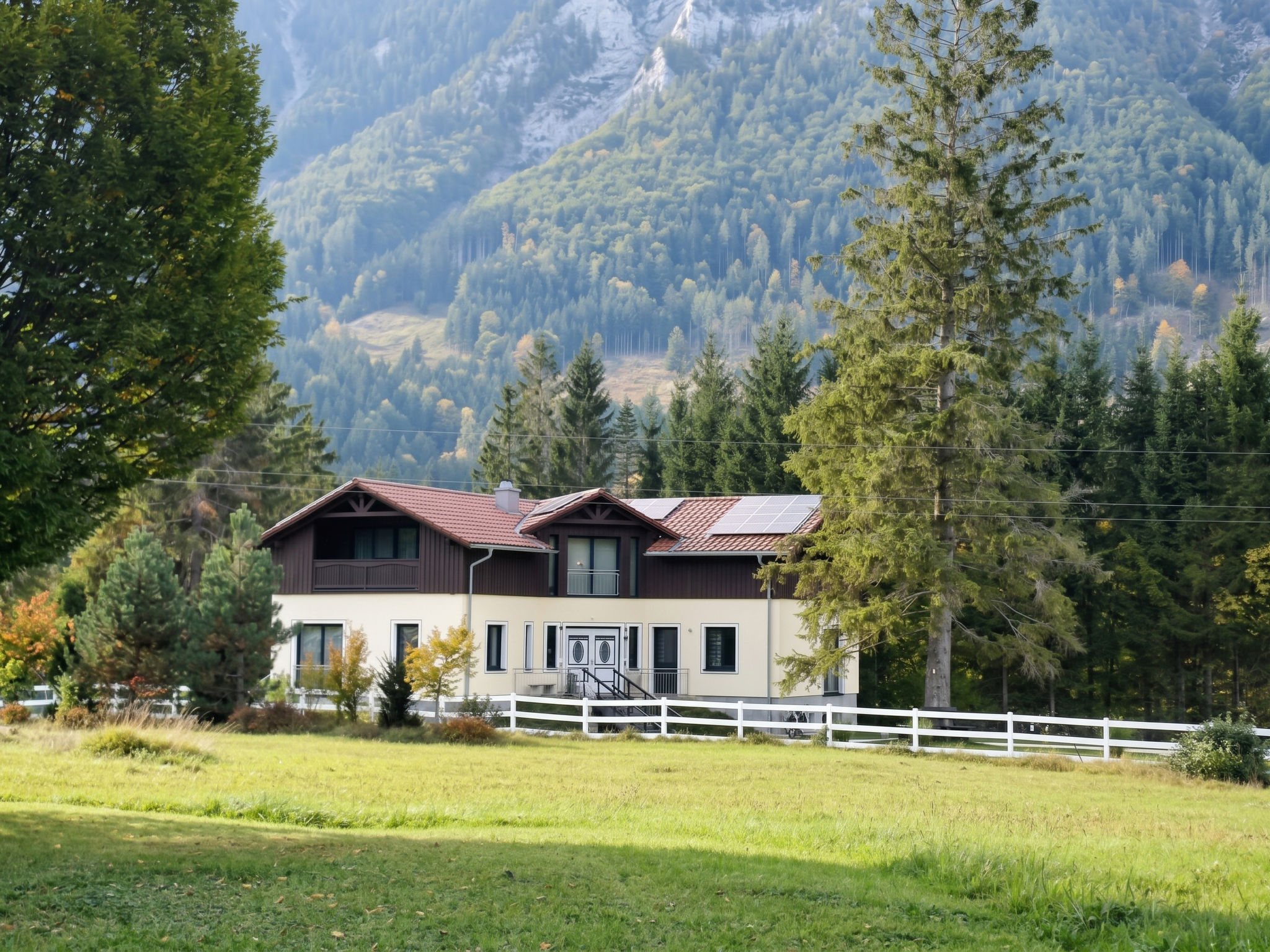 "Bergzeit-Stoder", 1-Zimmer-Wohnung 50 m2, unteres Geschoss. Modern und gemütlich eingerichtet: Eingang. Wohn-/Schlafzimmer mit 1 Doppeldiwanbett, 1 Doppelbett, offenem Kamin, Esstisch und Sat-TV. Of..