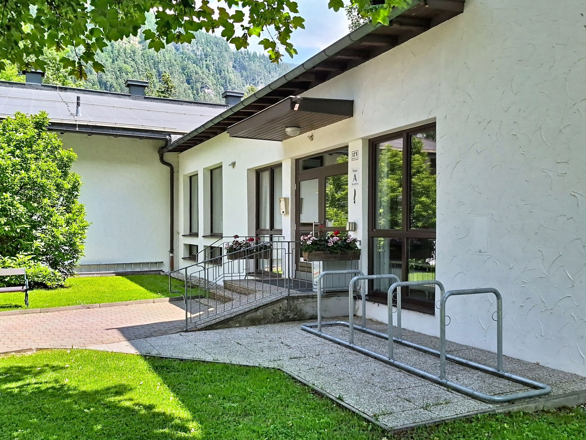 Im Schlosspark mit Hallenbad - Buiten