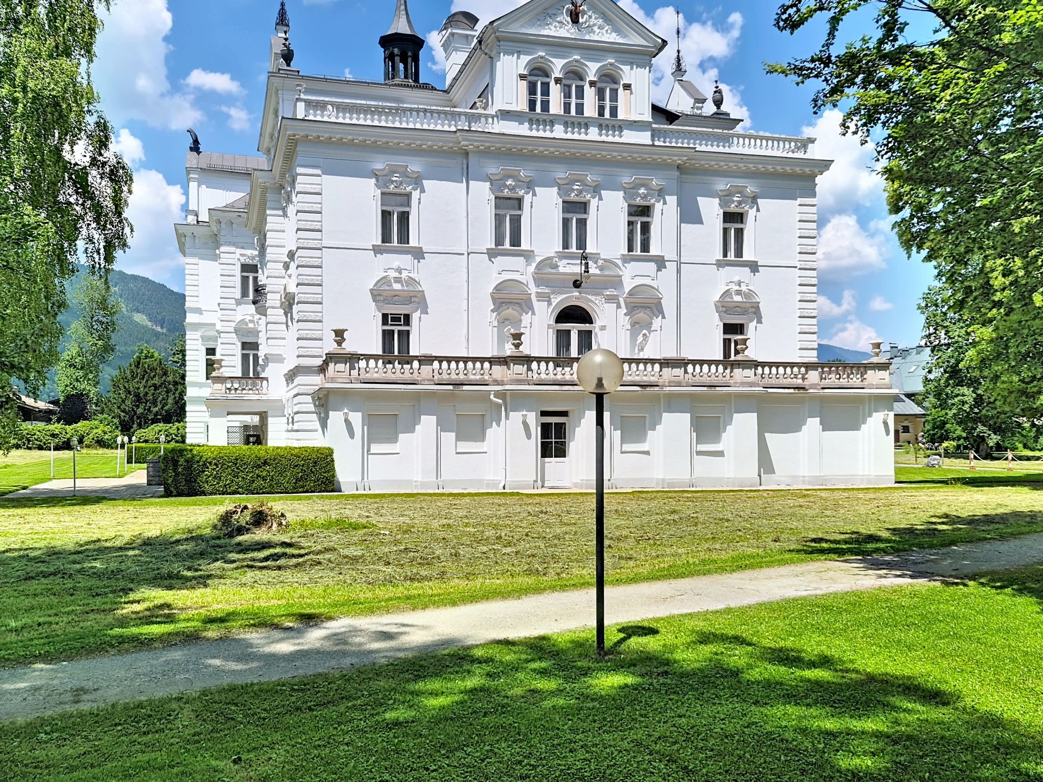 Im Schlosspark mit Hallenbad - Buiten
