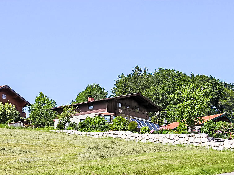 3-Zimmer-Wohnung 100 m2, im Obergeschoss. Geräumig und hell, komfortabel und gemütlich eingerichtet: Eingang. Grosses Wohn-/Schlafzimmer mit 1 Doppeldiwanbett (140 cm, Länge 200 cm), Schwedenofen u..