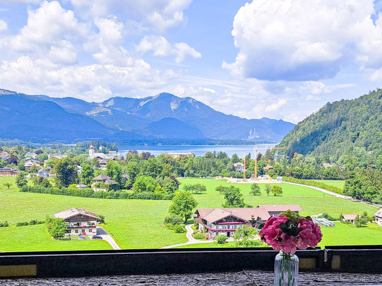 Meerzicht en luxe: ruim appartement in Strobl voor 4 personen