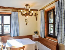 Vrijstaand chalet aan kabbelende beek met grote tuin in Strobl - thumbnail 3