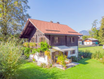 Vrijstaand chalet aan kabbelende beek met grote tuin in Strobl - thumbnail 1