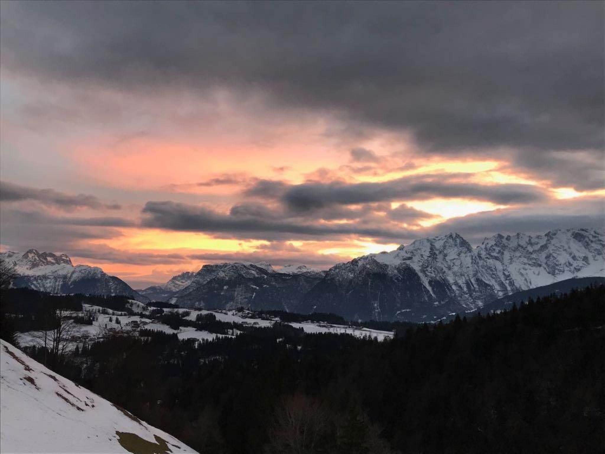 Mit Blick auf die Berge-Image-tags.info