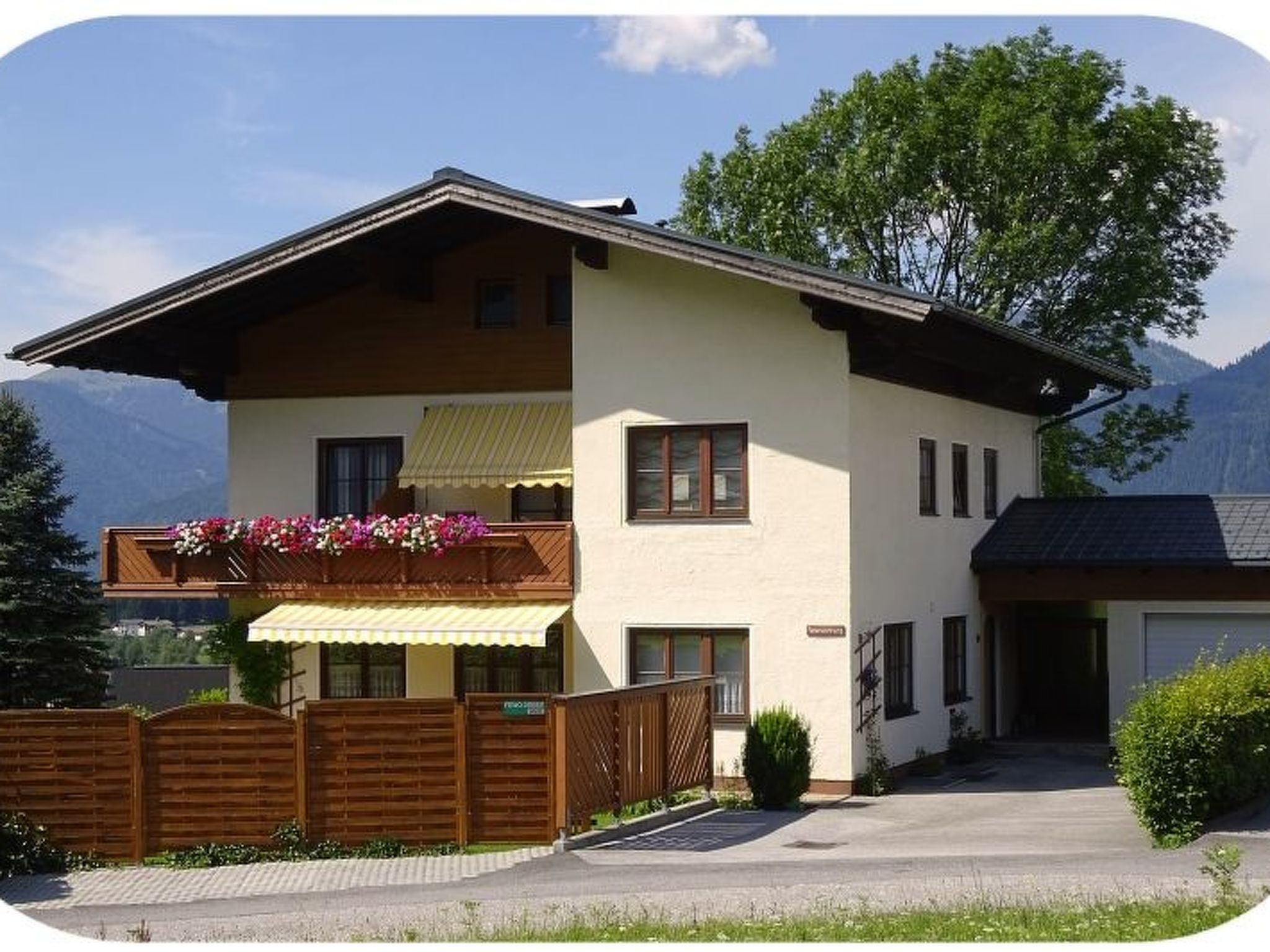 Under the slogan".Inexpensive, familyfriendlycomfortable, quiet"youcan book2comfortable apartments for2-4 persons.
Our house is in Abtenau, 45 km south of Salzburg, at a small hill with stunning views..