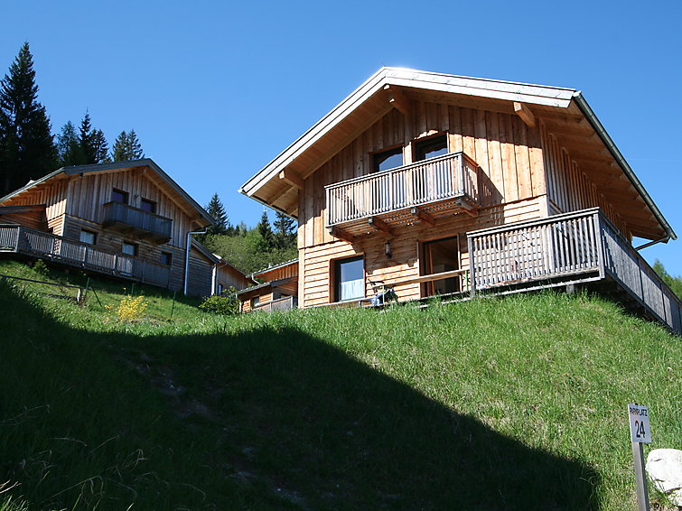 "Gamsblume/ mit 3 Schlafzimmer", 4-room chalet 90 m2 on 2 levels. Comfortable and cosy furnishings: entrance hall. Living room with satellite TV. Exit to the terrace. Open kitchen (4 hot plates, dishw..