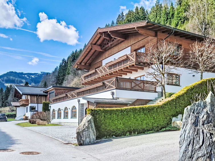 Appartement aan het meer in Flachau met sauna en bergzicht in Flachau