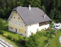 Große Wohnung im ersten Stock, mit großem Garten