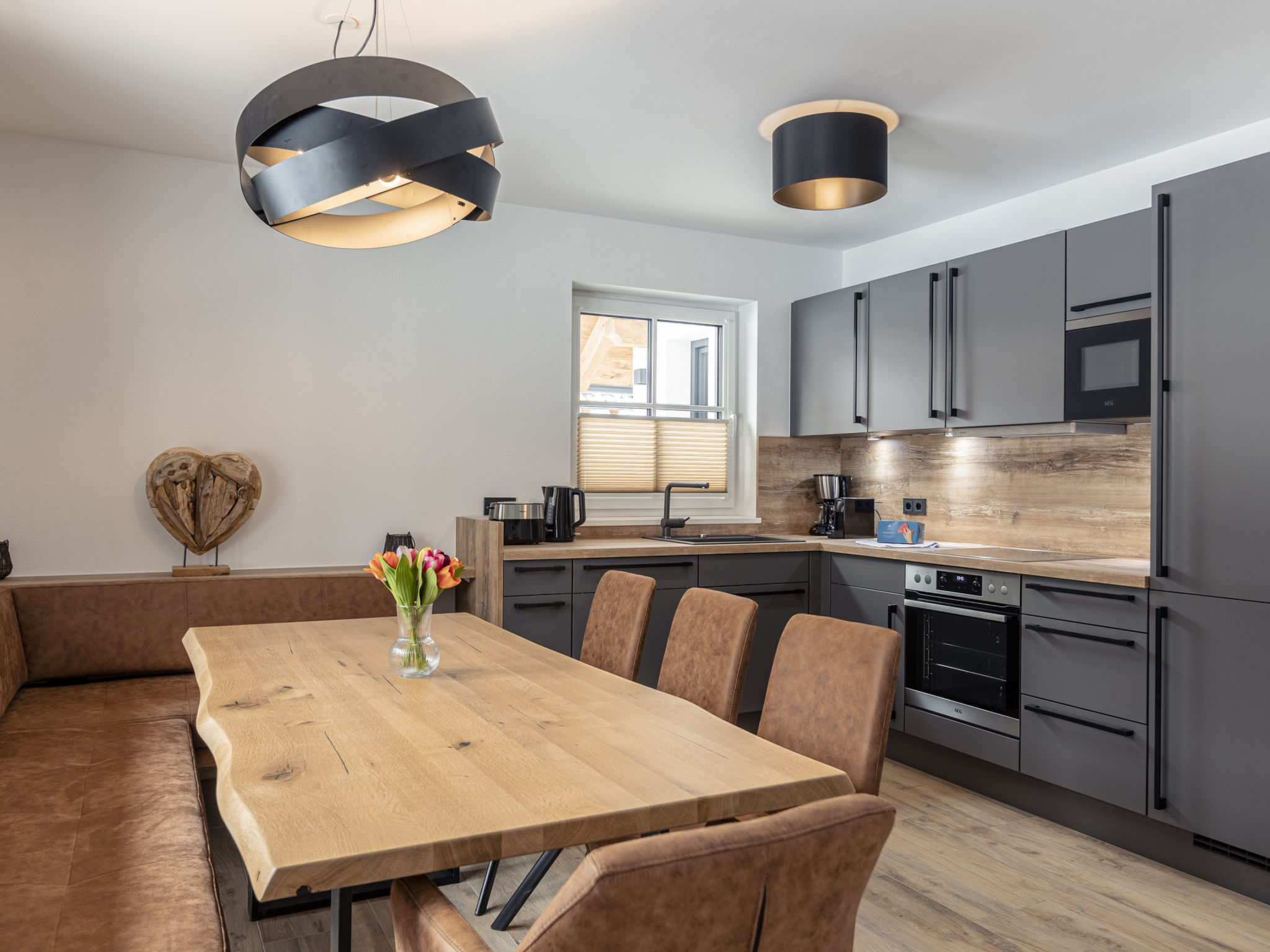 "6_Alp - Chalet Speiereck 3", 4-Zimmer-Chalet 110 m2. Objekt geeignet für 8 Erwachsene. Wohnzimmer mit TV. 1 Zimmer mit 1 franz. Bett und TV. 1 Zimmer mit 1 franz. Bett. 1 Zimmer mit 2 x 2 Etagenbett..