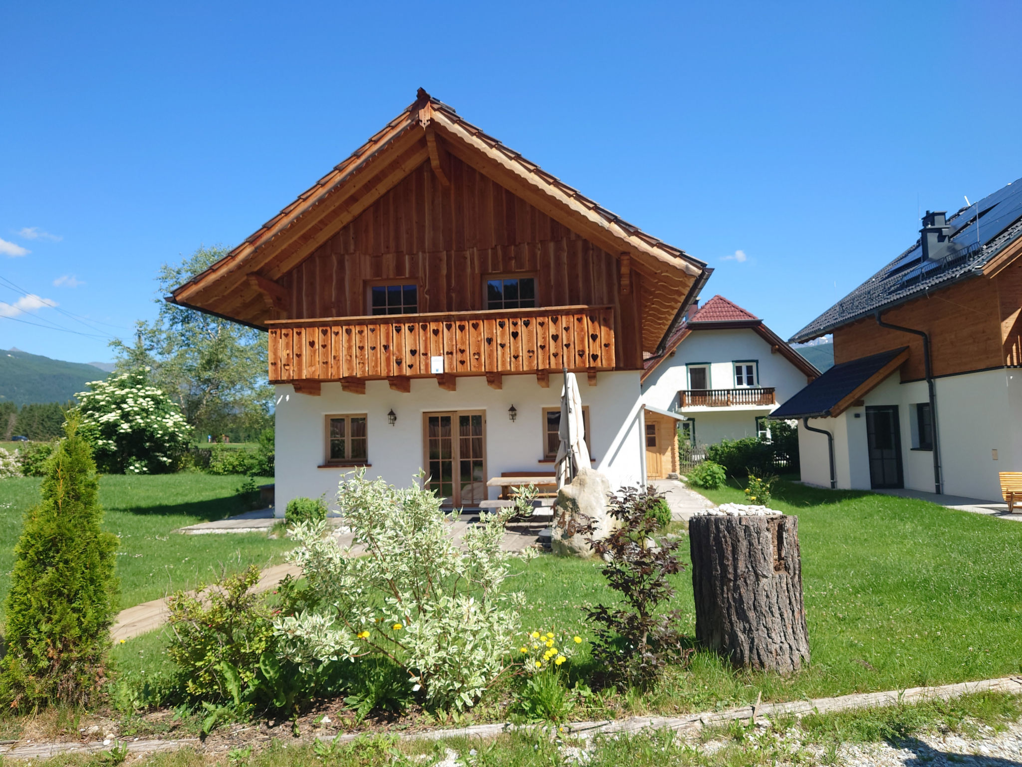 "6_Alp - Chalet Fanningberg", 3-room chalet 110 m2. Object suitable for 8 adults. Living room with 1 sofabed, 1 pull-out bed and TV. 1 room with 1 french bed and TV. 1 room with 1 x 2 bunk beds, 1 fre..