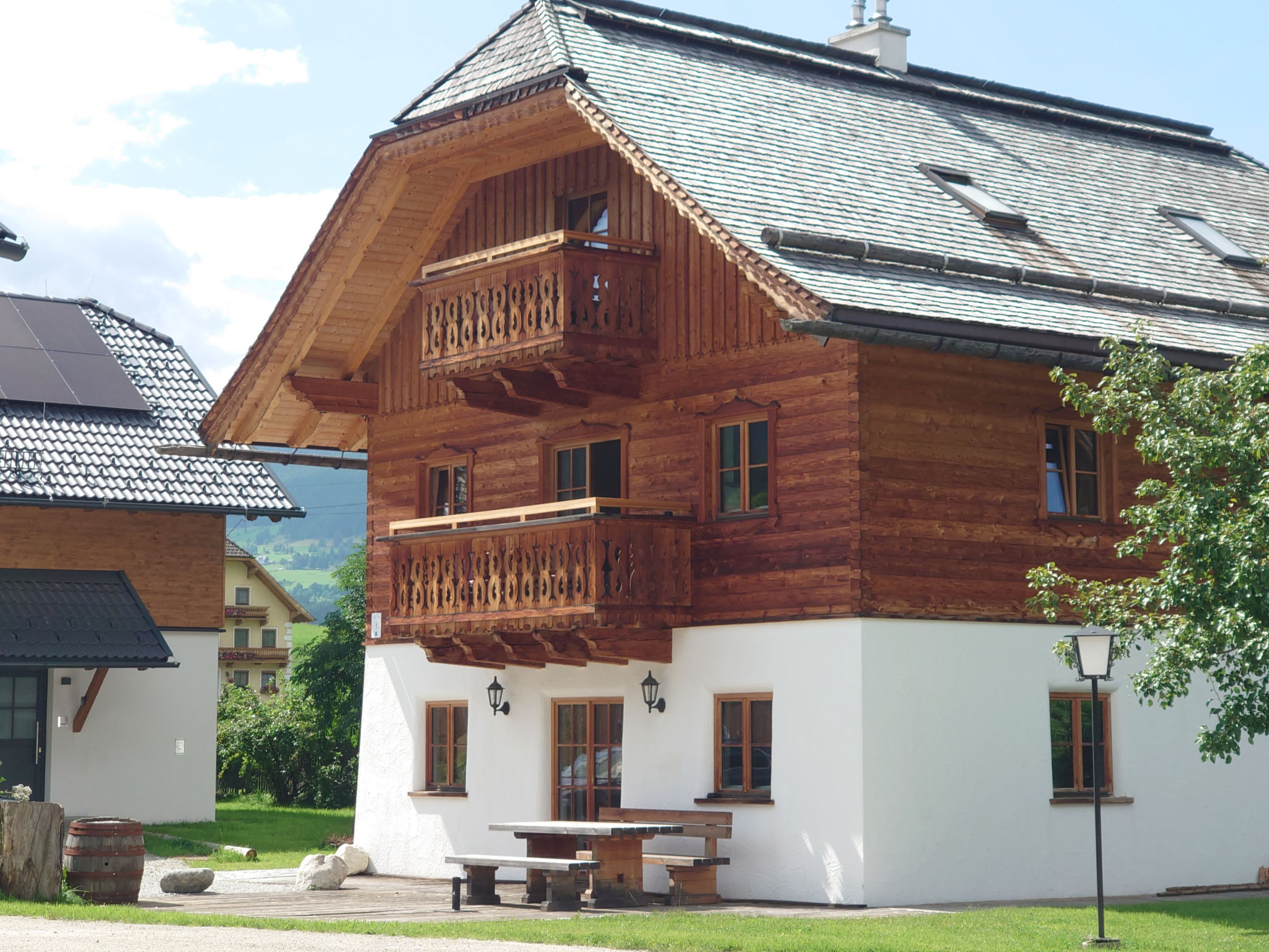 "6_Alp - Obertauern Chalet 1 XL", 6-Zimmer-Chalet 180 m2. Objekt geeignet für 17 Erwachsene. Wohnzimmer mit 2 Diwanbetten, 2 Ausziehbetten und TV. 1 Zimmer mit 1 franz. Bett und TV. 1 Zimmer mit 1 fr..
