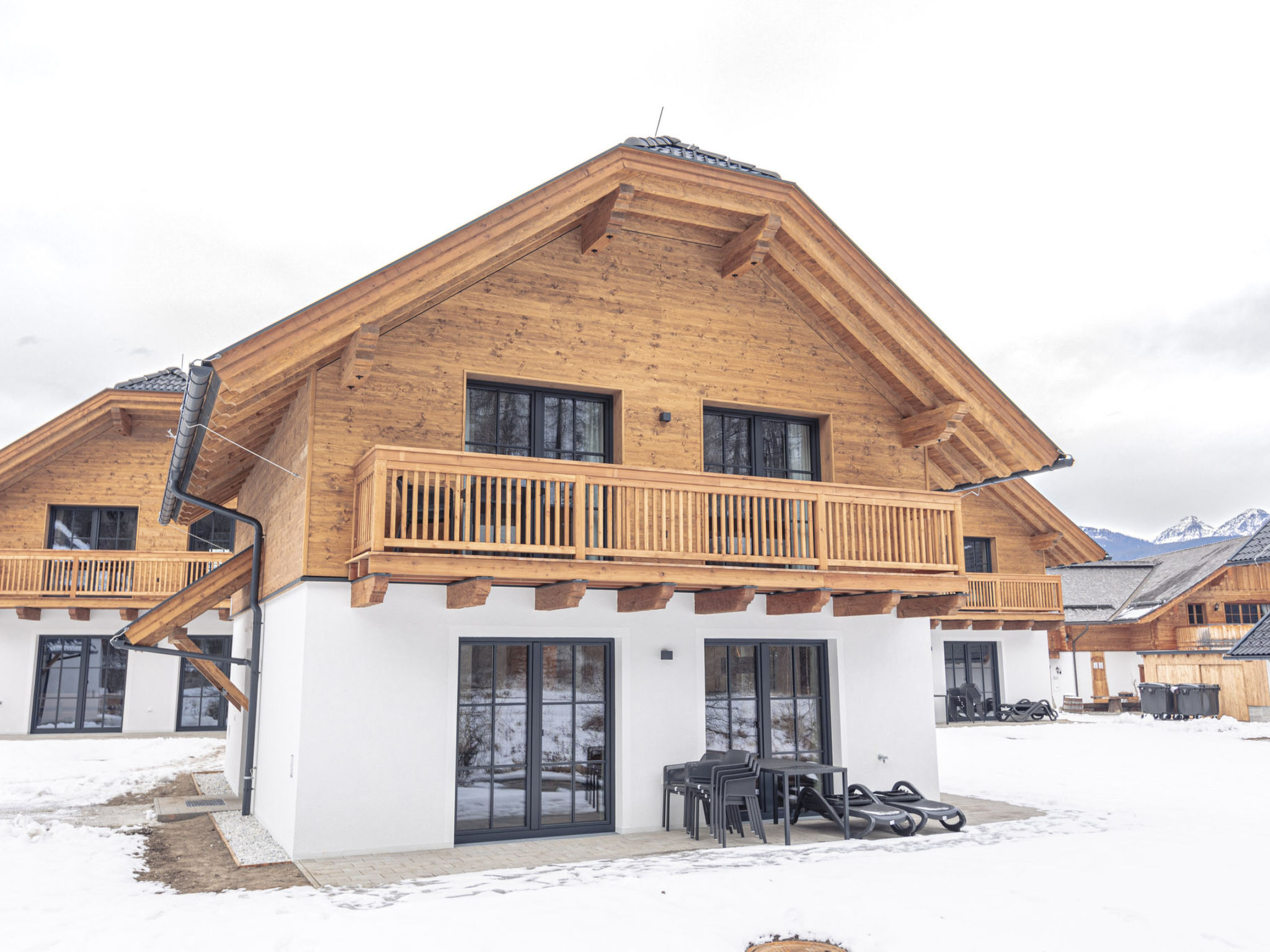 "6_Alp - Chalet Speiereck 1", 4-Zimmer-Chalet 110 m2. Objekt geeignet für 8 Erwachsene. Wohnzimmer mit TV. 1 Zimmer mit 1 franz. Bett und TV. 1 Zimmer mit 1 franz. Bett. 1 Zimmer mit 2 x 2 Etagenbett..