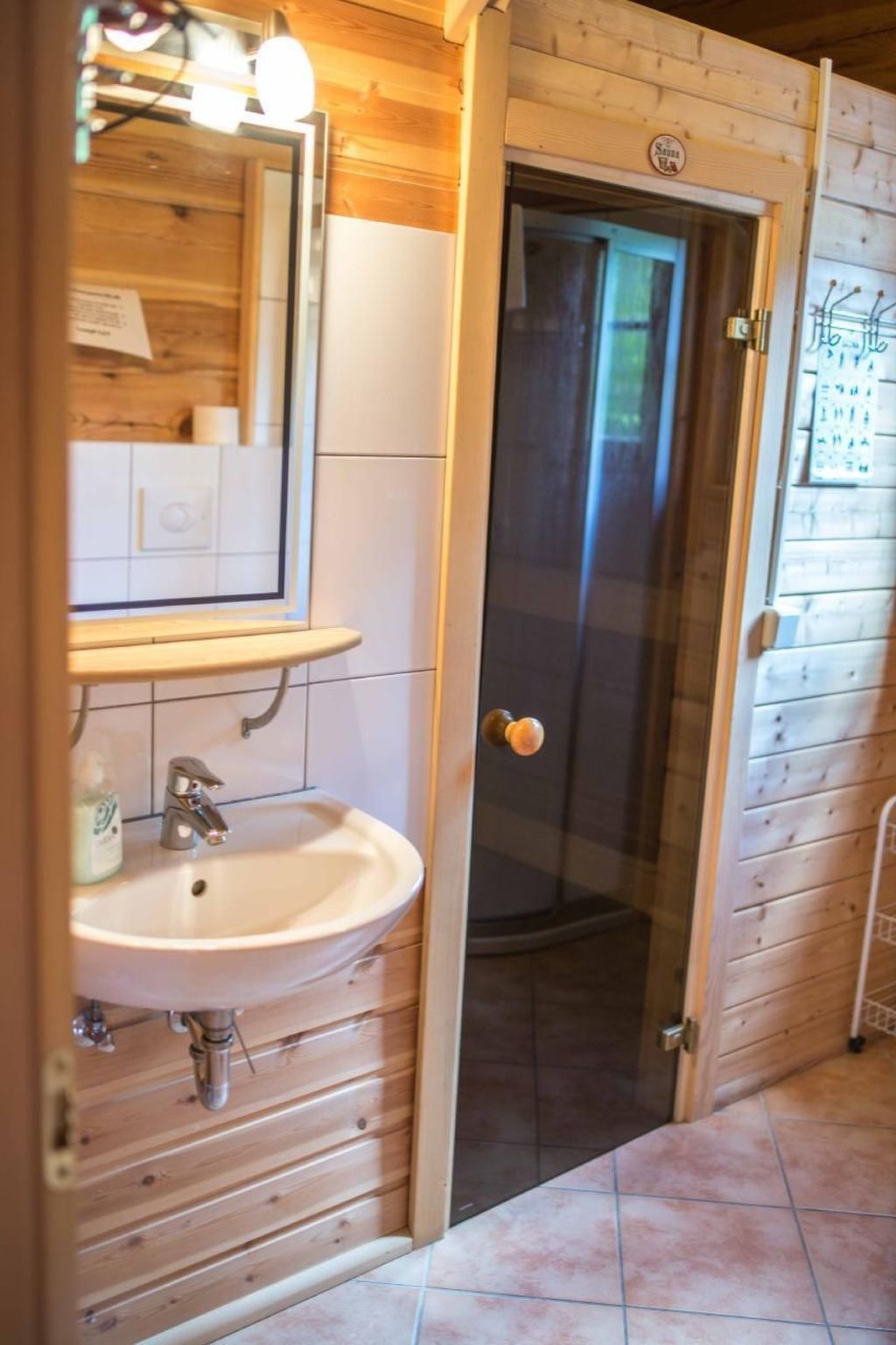 Schönes Ferienhaus in Holzblockbohle mit Sauna-Dedans