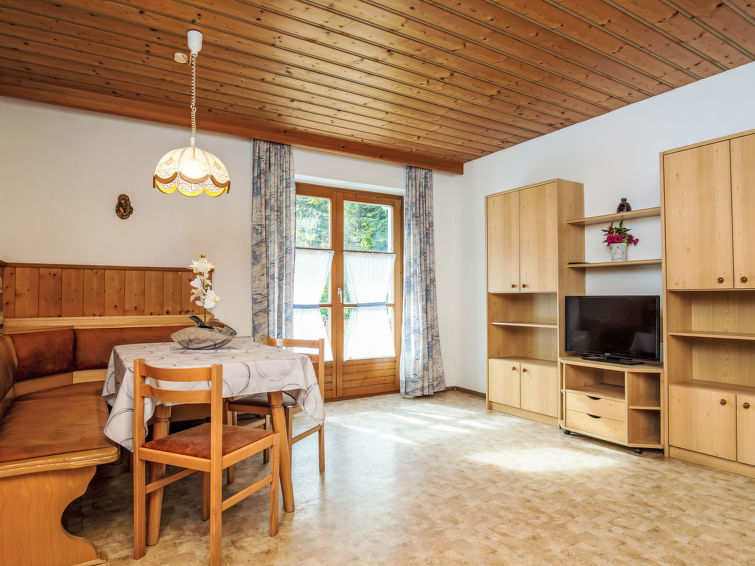 "Salzburg", appartement 2-kamers 80 m2. Gezellig ingericht: hal. 1 2-pers. kamer. 1 2-pers. kamer met 1 divanbed. Woon-/eetkamer met Kabel-TV. Uitgang naar het terras. Keuken (4 keramische glas kookpl..