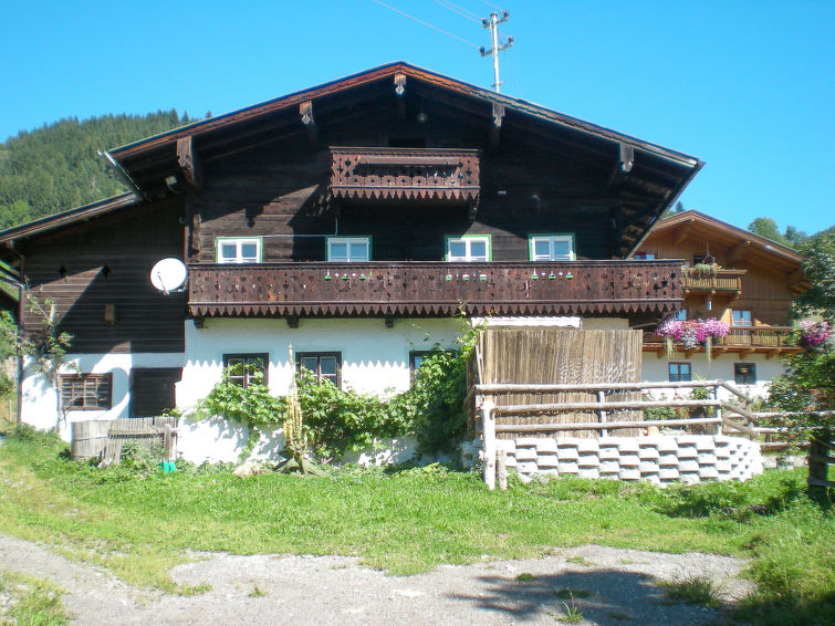 "Lehen (EIT100)", 6-Zimmer-Haus 180 m2 auf 2 Stockwerken. Gemütlich und mit viel Holz eingerichtet: Eingang mit Schwedenofen. Wohnküche (Backofen, Geschirrspüler, 4 Glaskeramikherd Platten, Wasserk..