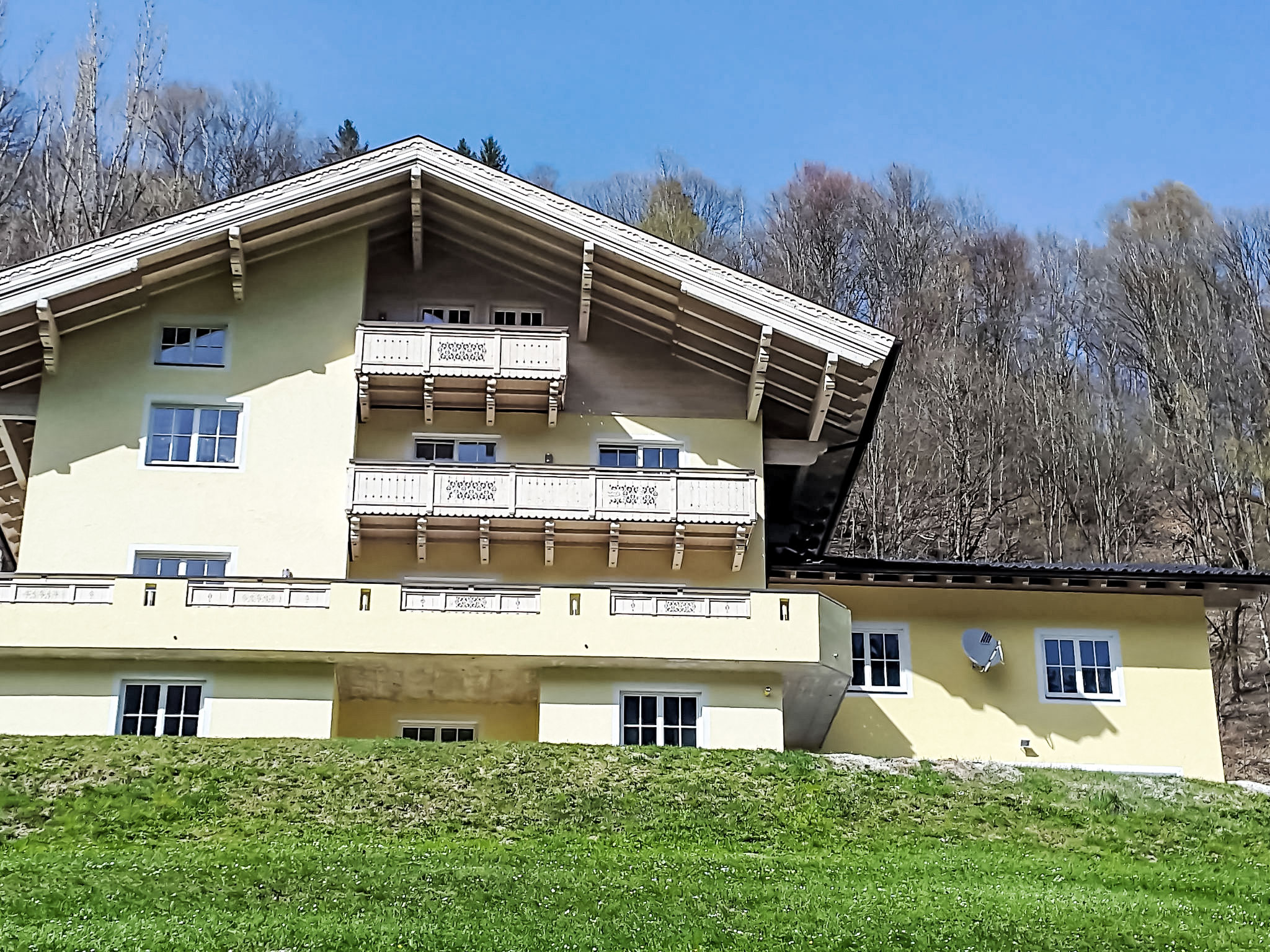 "Grün", maisonette 2-kamers 70 m2 op de 1e verdieping. Ruim, met veel hout ingericht: woon-/eetkamer met eethoek en Sat-TV (Flatscreen TV). Uitgang naar het balkon. Open keuken (oven, afwasmachine, 4..