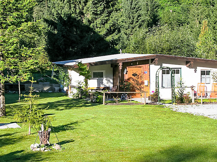 Bungalow 3-kamers 55 m2. Modern en smaakvol ingericht: hal. Woon-/eetkamer met eettafel, Kabel-TV en Flatscreen TV. 1 2-pers. kamer. 1 kleine 2-pers. kamer. Open keuken (oven, afwasmachine, 4 keramisc..