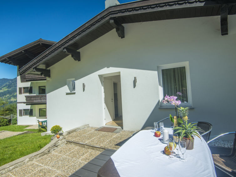 Bungalow 3-kamers. Ruim en licht, volledig gerenoveerd, zeer smaakvol ingericht: hal. 1 2-pers. kamer. Woon-/eetkamer met eettafel en Kabel-TV (Flatscreen TV). Uitgang naar het balkon. 1 2-pers. kamer..