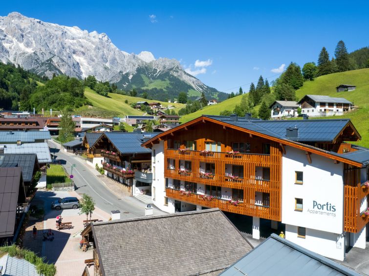 "3 Raum Typ Hochkönig", appartement 3-kamers 85 m2. Ruim en licht, smaakvol ingericht: woon-/slaapkamer met 1 2-pers divanbed, eettafel en Sat-TV (Flatscreen TV). 2 2-pers. kamers. Open keuken (afwas..