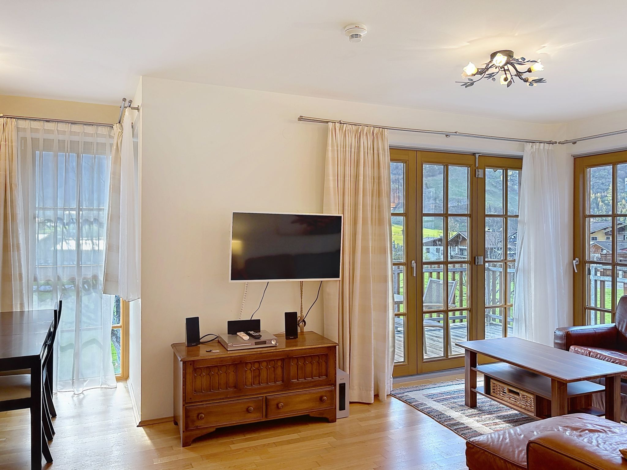 Family Comfort by SMR with Pool and Spa - Binnen