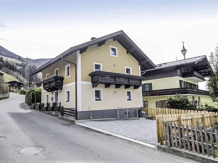 9-persoons vakantiehuis in Bruck met bergzicht en open haard in Bruck