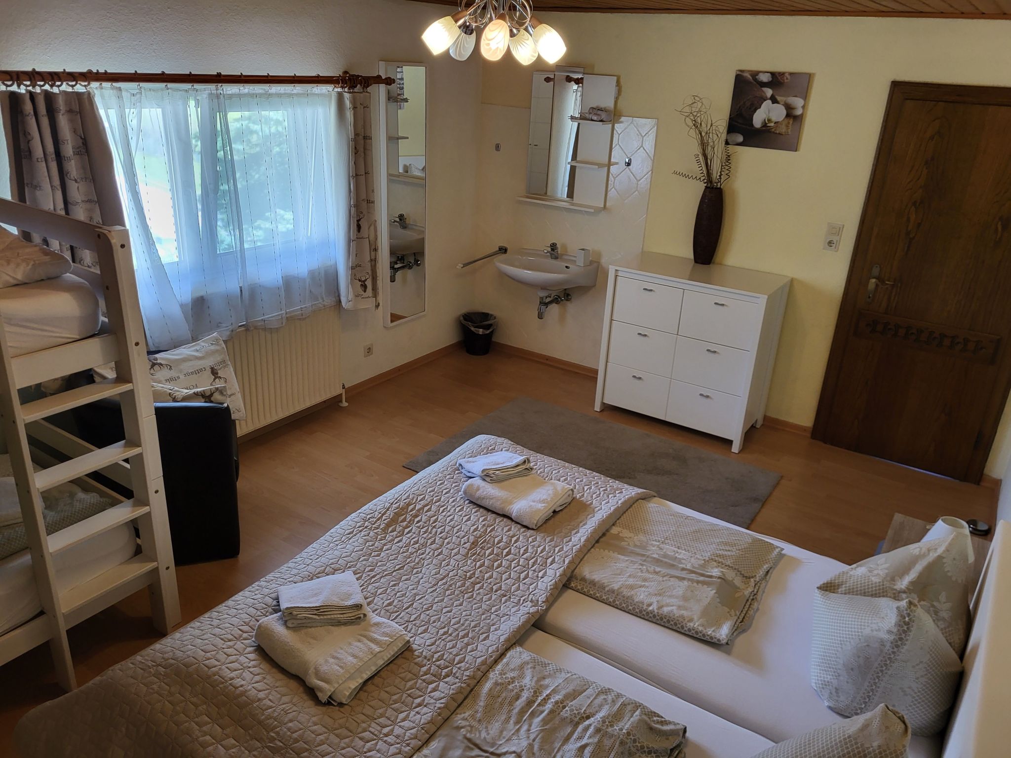 Geräumige Wohnung mit zwei Schlafzimmern und Balkon — view 2 of 19