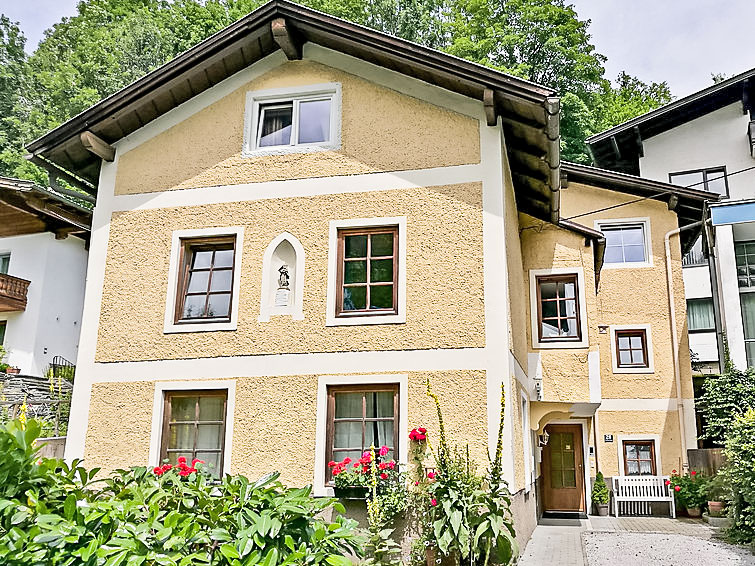 "Ferienhaus Dr. Steiner", 5-Zimmer-Haus 150 m2 auf 3 Stockwerken. Teilweise renoviert im Jahre 2017, geschmackvoll und gemütlich eingerichtet: grosses Wohn-/Schlafzimmer mit 1 Doppelbett und Kabel-TV..