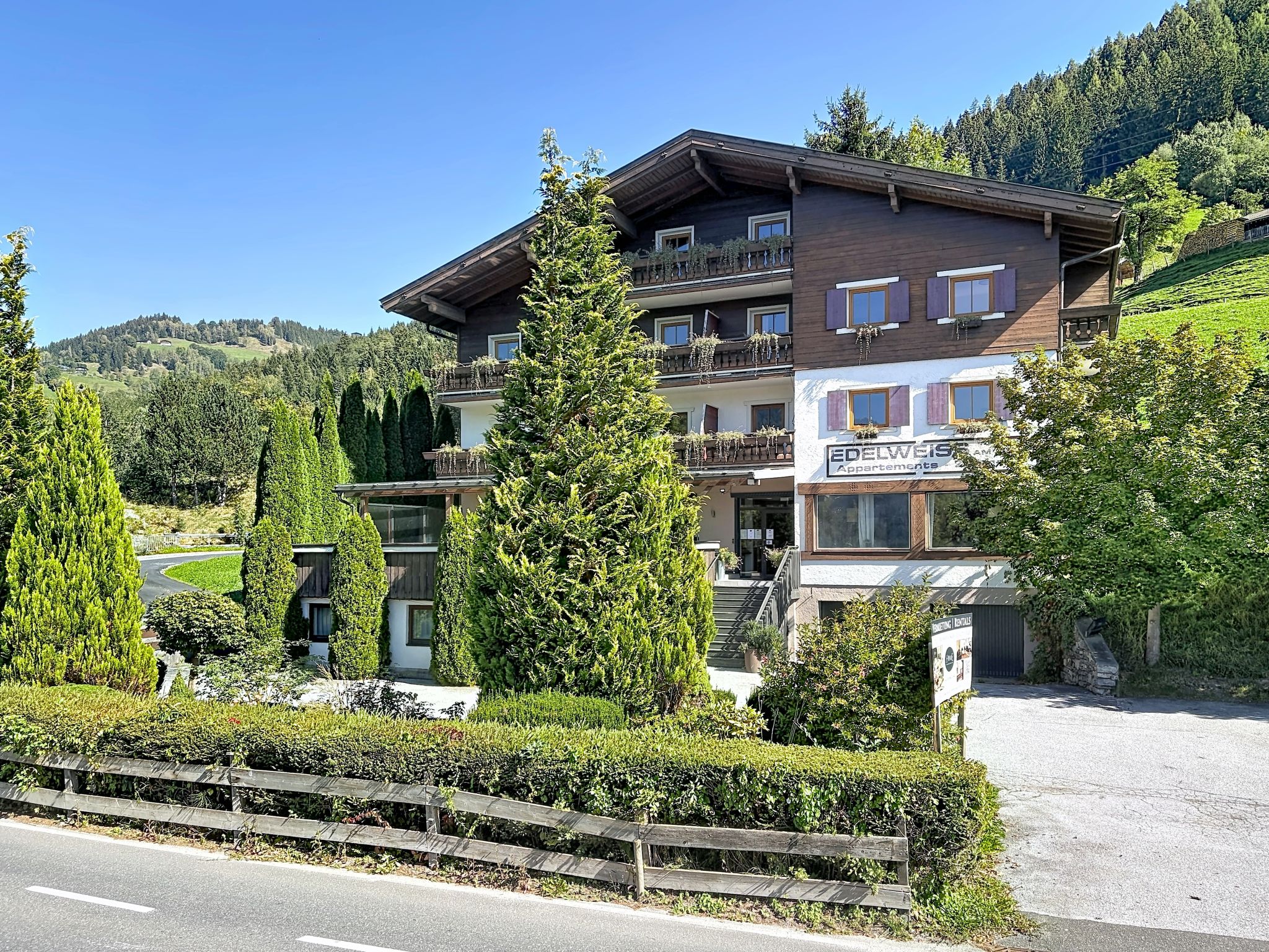 "Hochkönig am See", 3-Zimmer-Wohnung 42 m2, im Erdgeschoss. Geschmackvoll und gemütlich eingerichtet: Eingang. Wohn-/Esszimmer mit 1 Doppeldiwanbett (135 cm, Länge 220 cm), TV (Flachbildschirm). 1 ..