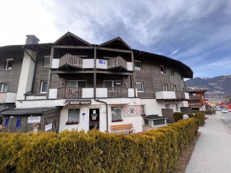 "Golf & Ski", 1-room studio 27 m2, on the ground floor. Object suitable for 2 adults + 2 children. Simple and cosy furnishings: Studio with 1 x 2 bunk beds, 1 double bed. Exit to the terrace. Kitchene..