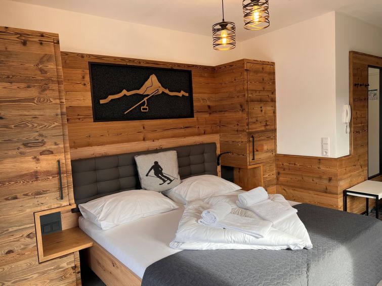 "Rehkitz", studio 1-kamer 28 m2, op de begane grond. Het objekt is geschikt voor 2 volwassenen + 1 kinderen. Modern en smaakvol ingericht: Studio met 1 divanbed, 1 2-pers bed, eettafel, Kabel-TV en Fl..