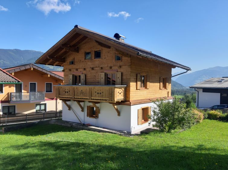 "Haus Weickl", 5-room house on 2 levels. Spacious, fully renovated in 2021, cosy and wooden furniture furnishings: entrance hall. Living room with satellite TV. Kitchen (oven, dishwasher, 4 ceramic gl..