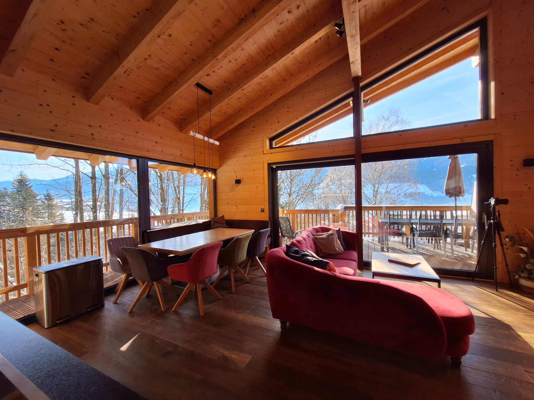 "Chalet Dinkel in Niedernsill 8-B", huis 5-kamers 120 m2, op de begane grond. Het objekt is geschikt voor 8 volwassenen. Woonkamer met TV. 1 kamer met 1 2-pers bed en TV. 1 kamer met 1 2-pers bed. 1 k..