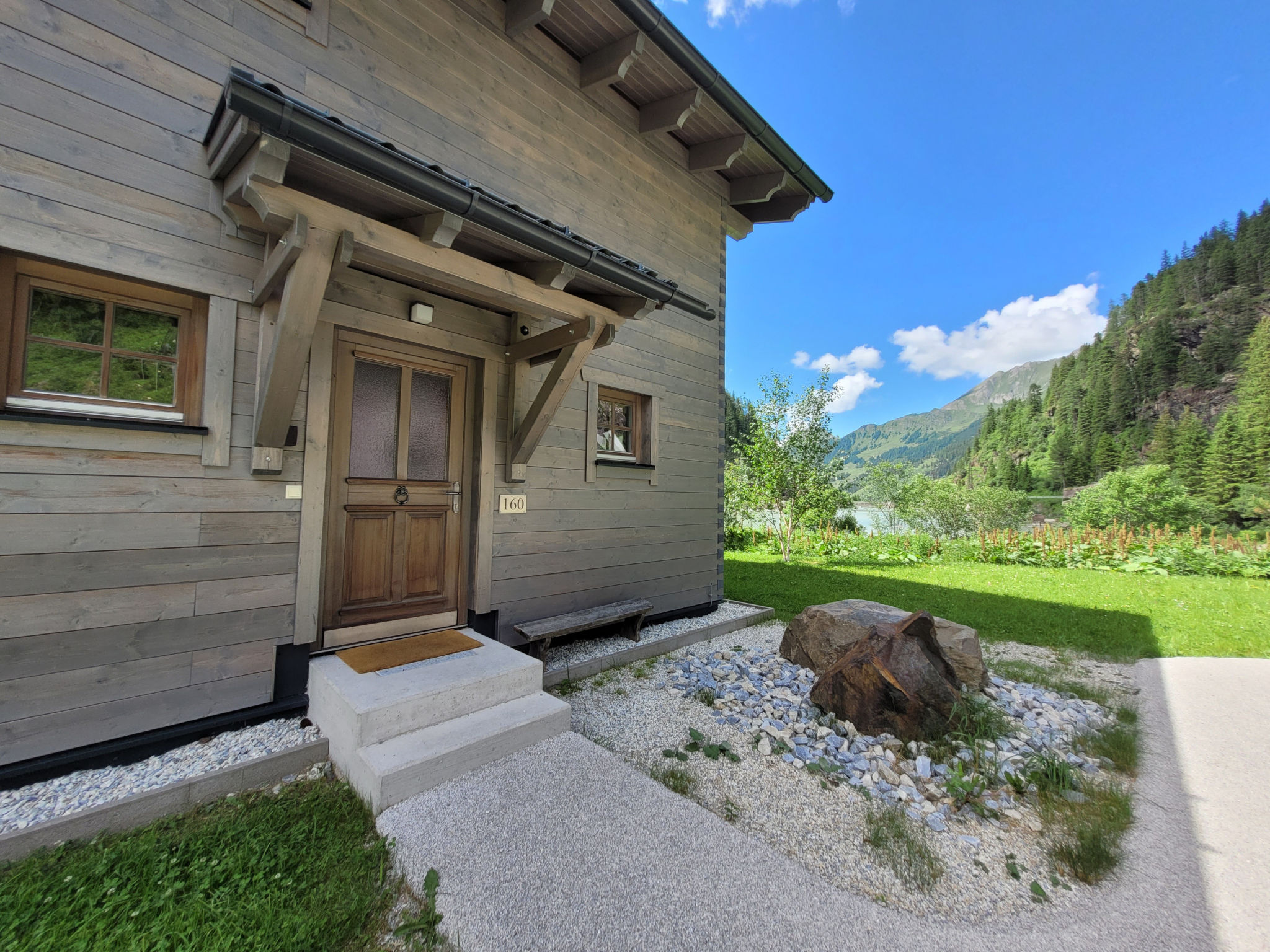 "Lodge Weißsee 160 im Tauerndorf Enzingerboden", chalet 4-kamers 91 m2. Het objekt is geschikt voor 6 volwassenen. Woonkamer met open haard en TV. 1 kamer met 1 2-pers bed en TV. 1 kamer met 1 2-pers..