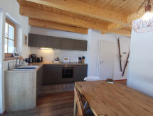 Ruim chalet voor 8 personen met tuin en open haard in Uttendorf - thumbnail 2